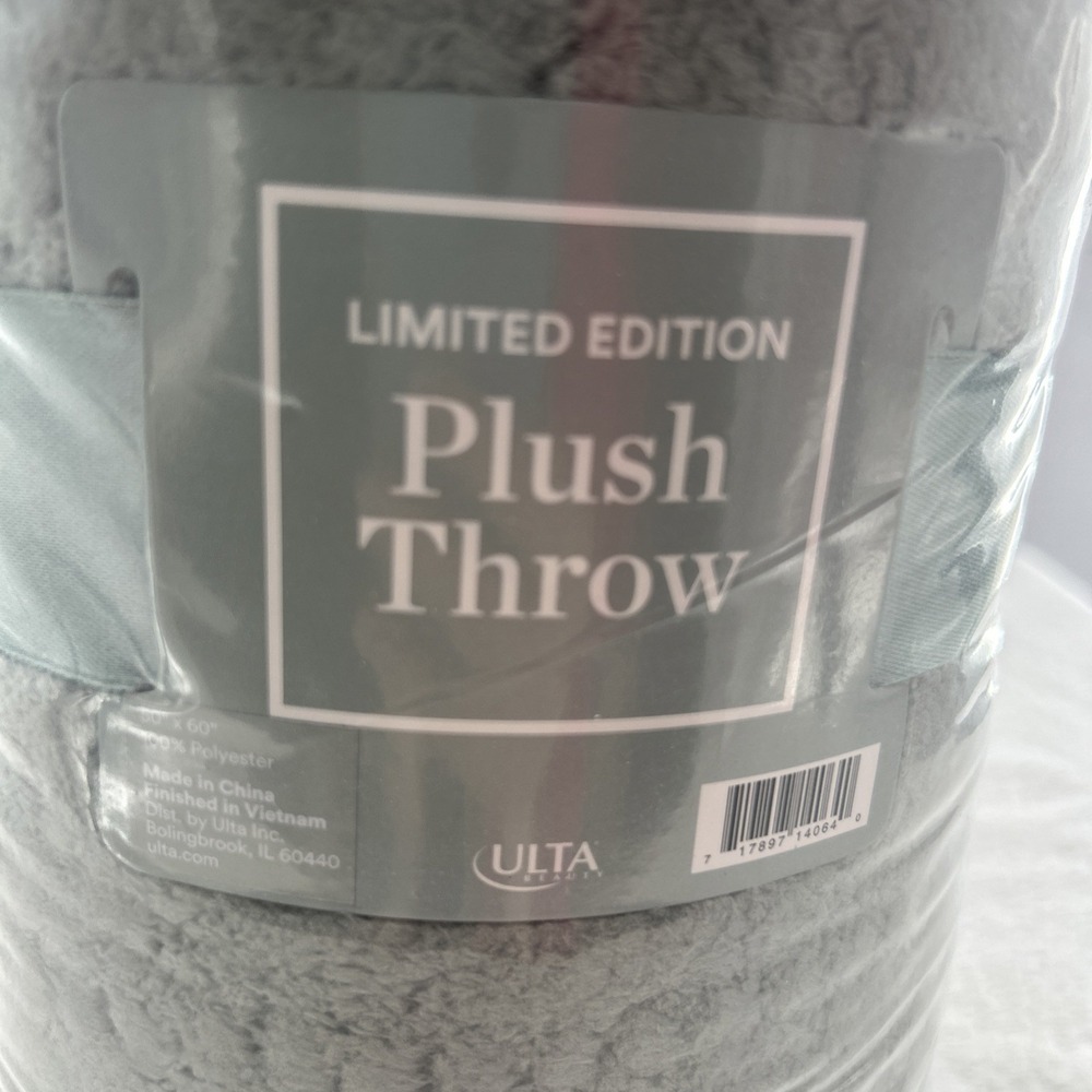 Ulta Limited Plush Throw Blanket 50"×60" Sage Green Holiday Seal NEW 2025 Bagged - Picture 2 of 6